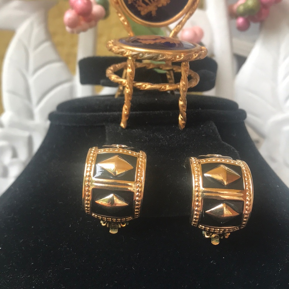 Vintage black gold enamel Earrings